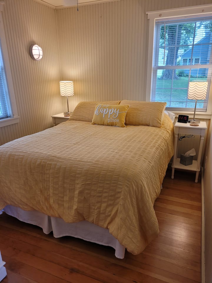 Ეს არის ქვედა საძინებელი, რომელშიც არის 135 × 191 სმ ზომის საწოლი.