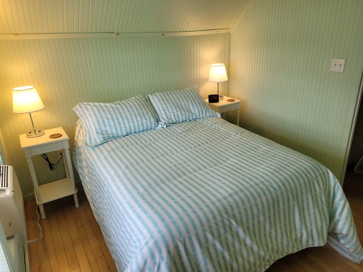 Ეს არის ზემო საძინებელი, რომელსაც აქვს სრული ზომის საწოლი. Ამ ოთახიდან იშლება წყლის ხედი.