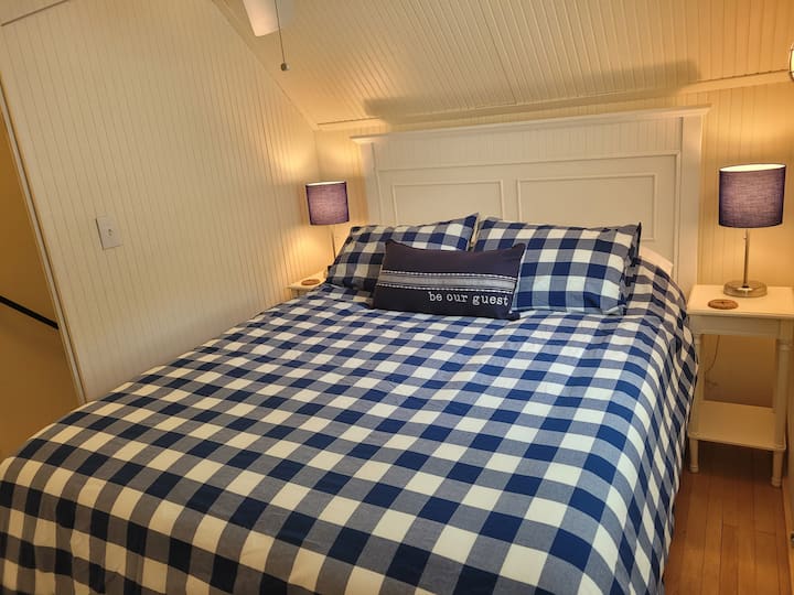 Ეს არის ზედა ოთახი, სადაც არის საწოლი 152 × 203 სმ.