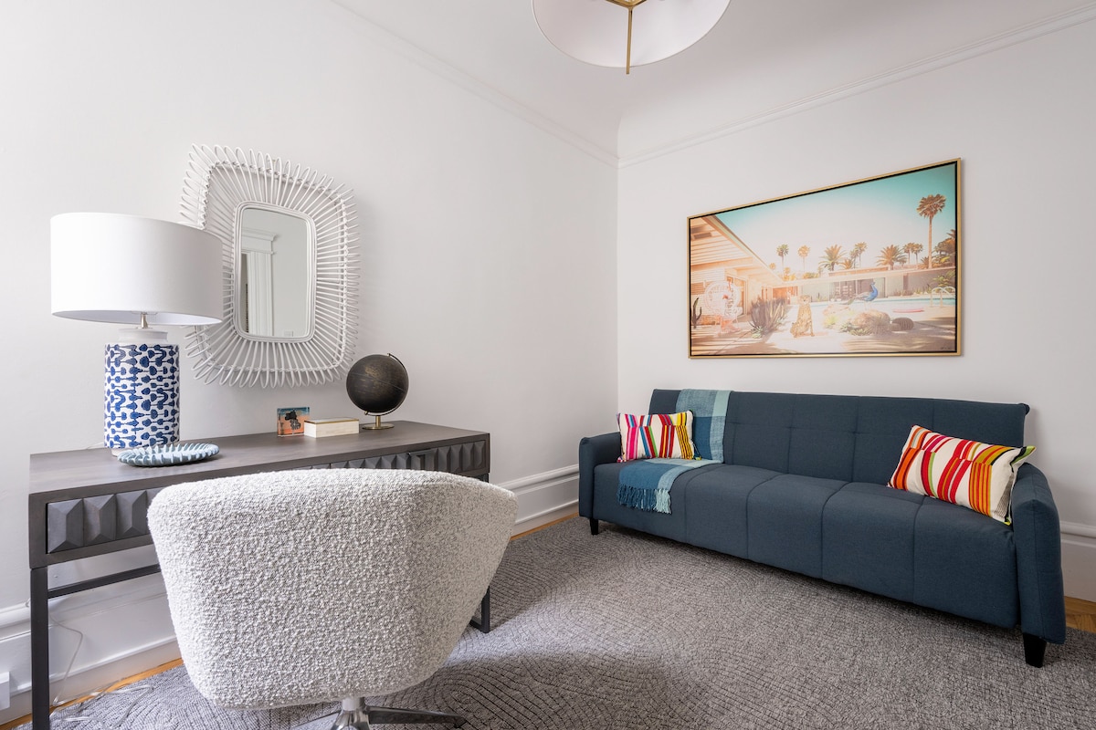 Офис / спалня 4.  Бюро и разтегателен диван с голям монитор и компютърни кабели в килера.