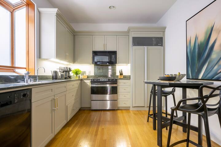 3-Bd 2-Ba 1-Office Tourist Delight in Russian Hill gallery image 3