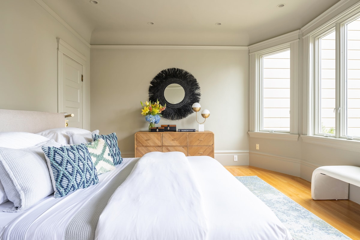 Спалня 1.  Кралска спалня извън улицата с изглед към двете секвои и градския пейзаж.  Страхотна вечерна светлина.  Гардероб. Наличен е незадължителен телевизор.