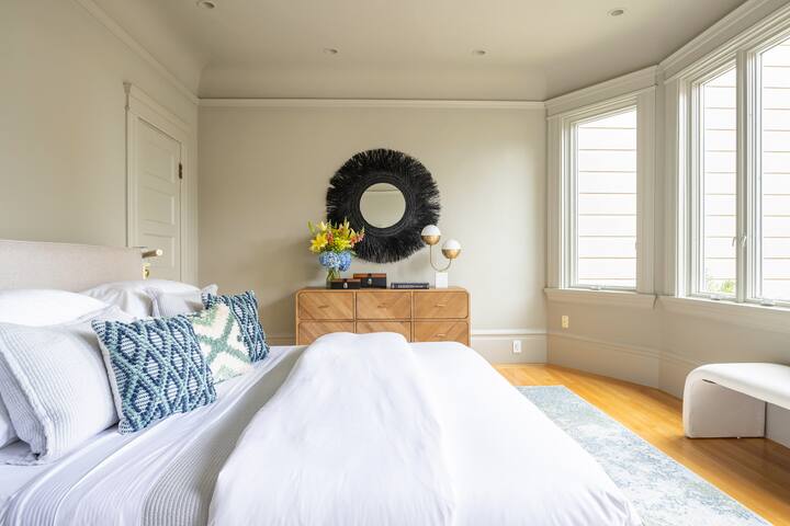 3-Bd 2-Ba 1-Office Tourist Delight in Russian Hill gallery image 4