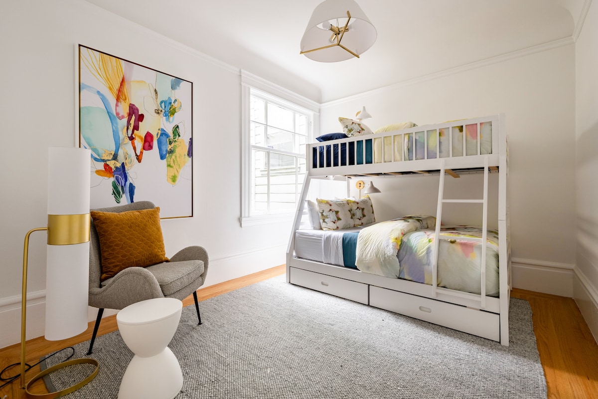 Спалня 3. Двуетажна стая с 2 отделни легла и дрешник.  Предлагат се Pack 'n Play и стол за хранене.