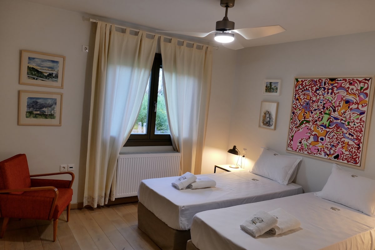 第三间卧室配有两张单人床