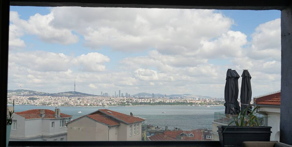 Spacious 2-bd in Galata w/ Terrace over Bosphorus gallery image 2