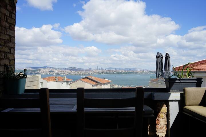 Spacious 2-bd in Galata w/ Terrace over Bosphorus gallery image 3
