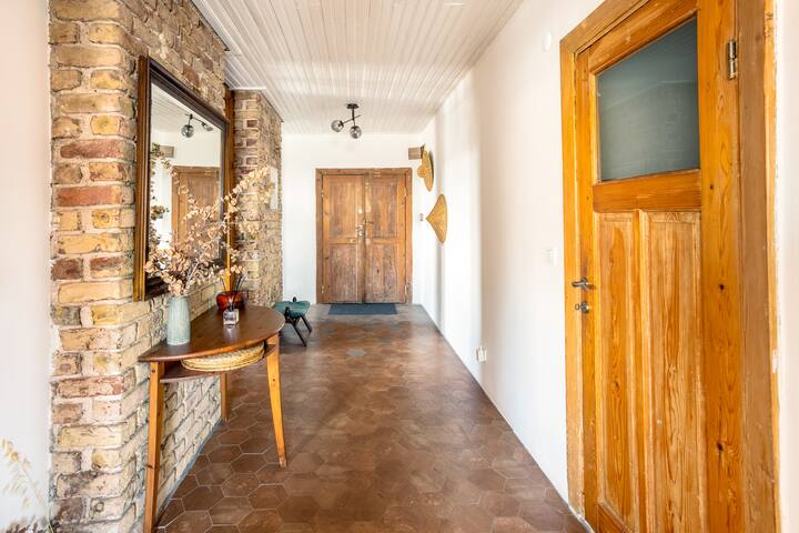 Spacious 2-bd in Galata w/ Terrace over Bosphorus gallery image 4