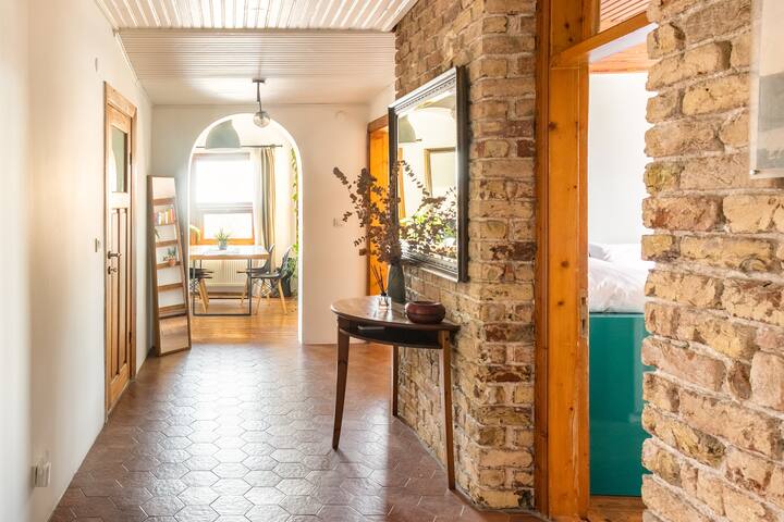 Spacious 2-bd in Galata w/ Terrace over Bosphorus gallery image 5