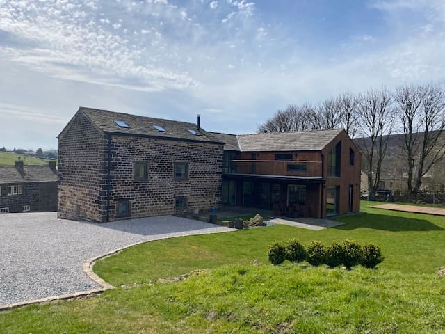 Diglea Barn – Spacious luxury rural retreat for 10