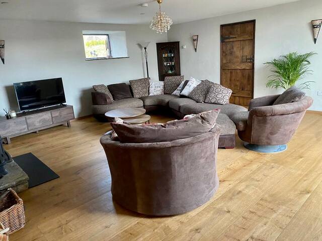 Diglea Barn – Spacious luxury rural retreat for 10 gallery image 4