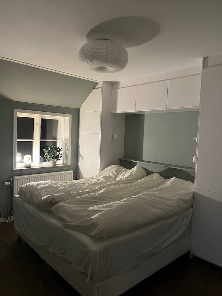 Krevat 180 cm i dhomës kryesore të gjumit 