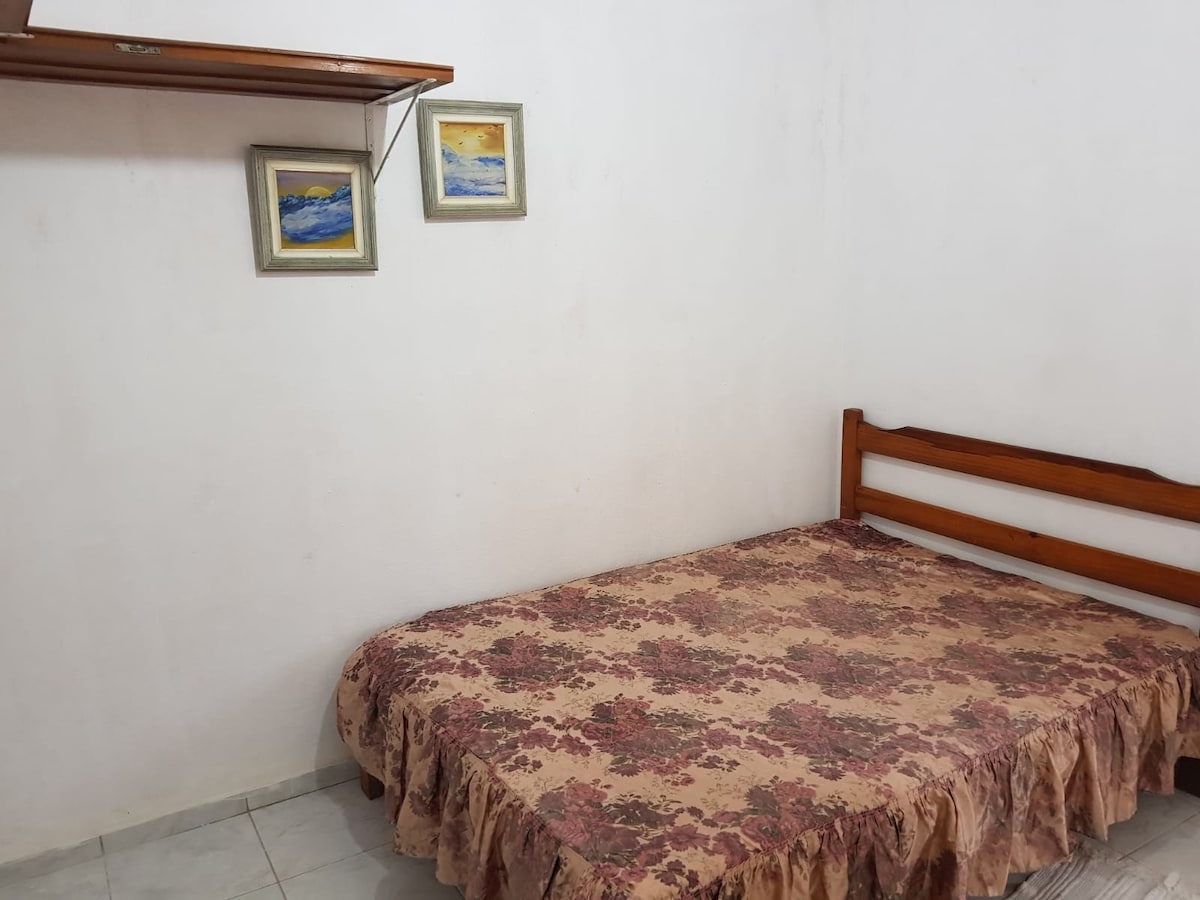 Chumba cha kulala mara mbili chenye kitanda na rafu.