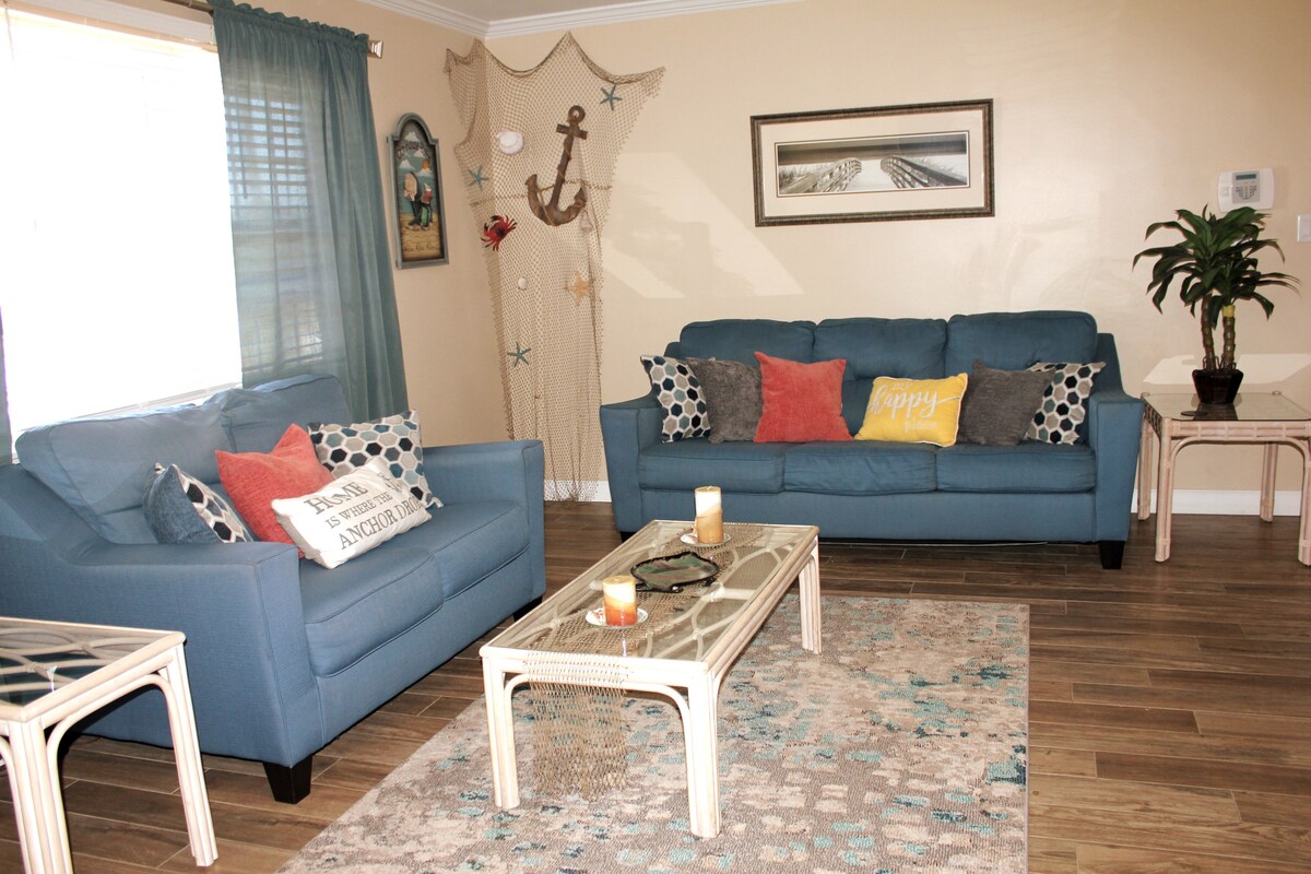 Მყუდრო პლაჟისპირა მისაღები ოთახი გამოსაწევი დივნით