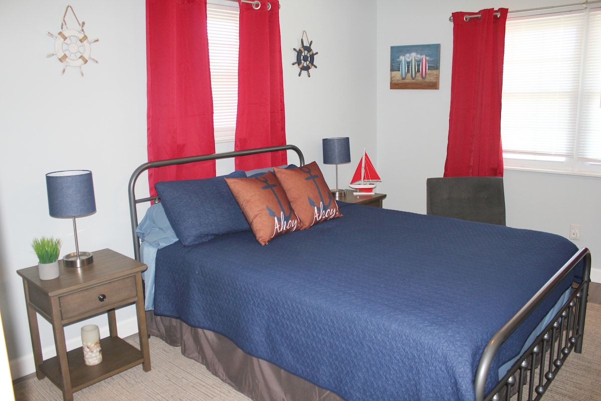 Queen ‑ ის საძინებელი სმარტ-ტელევიზორით, ციფრული ტელევიზორის ანტენით, კომფორტული ახალი ლეიბითა და ჭერის ვენტილატორით.