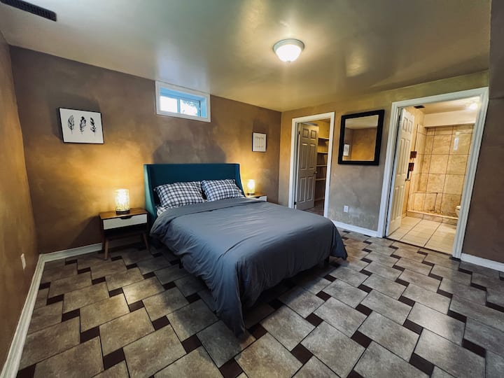 Spavaća soba sa spojenom kupaonicom i ugradbenim ormarom na donjoj etaži.