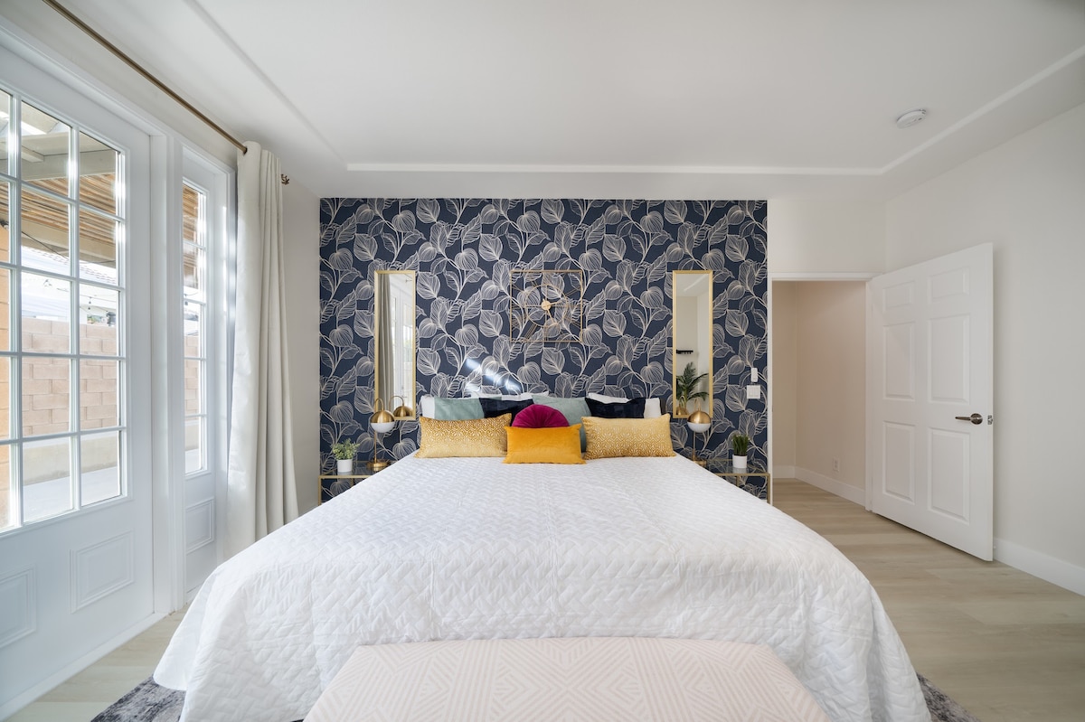 主卧装饰精美，配备加大双人床。提供折叠床和充气床垫。 