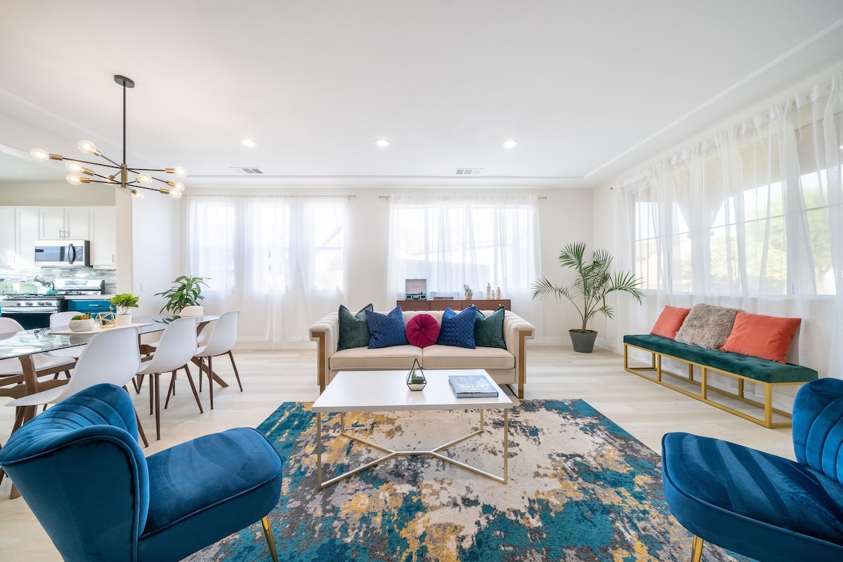 新装修的中世纪现代起居室。