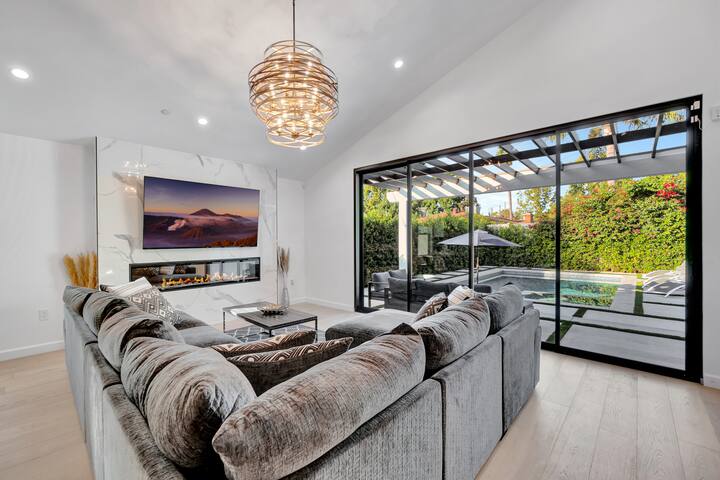 Universal Studios home with pool and jacuzzi gallery image 5