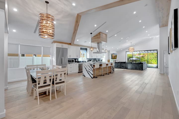 Universal Studios home with pool and jacuzzi gallery image 4