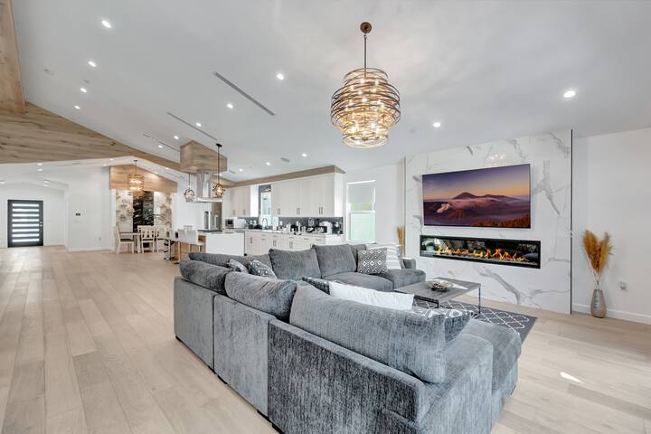 Universal Studios home with pool and jacuzzi gallery image 2