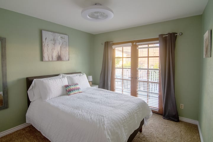 ¡El dormitorio completo #4 tiene acceso a la gran terraza privada!  Hermosas puertas francesas y una luz/ventilador moderno complementan este espacio luminoso