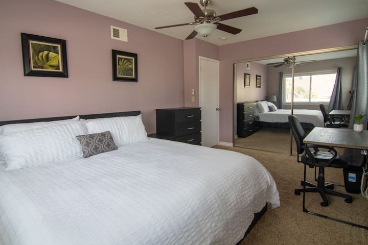 Dormitorio tamaño king 2 con espacio de escritorio y armario grande con espejos