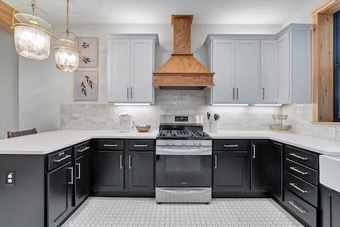 BEAUTIFUL Historic 3 Bedroom Upscale Guesthouse!!