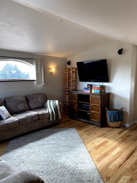 Top Airbnb: The Salt House ~ a cheerful downtown home in Kenai Peninsula