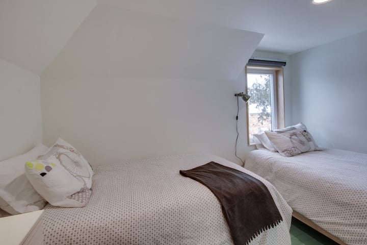 Ველოსიპედების ოთახს ჰყავს ორი ტყუპი, მაგრამ მიუხედავად მათი მცირე ზომისა, ისინი ისეთივე მატრასია, როგორც სხვა საძინებლები