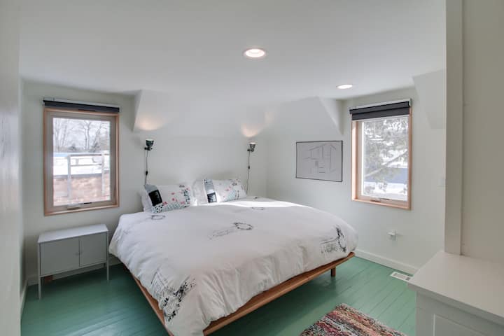 Პარიზის ნომერში არის ულტრა კომფორტული მეხსიერების საწოლი