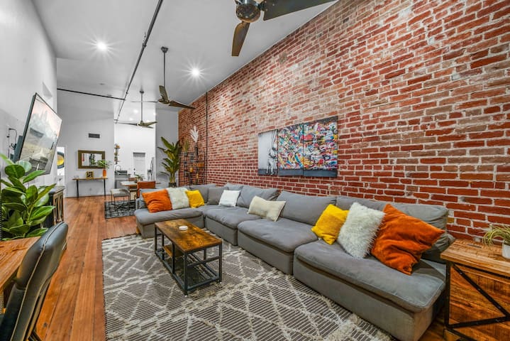 Sleeps 46/Entire Building/9/8BA/8000 SQFT!! gallery image 5