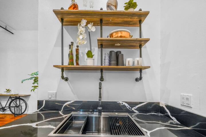 Sleeps 46/Entire Building/9/8BA/8000 SQFT!! gallery image 2