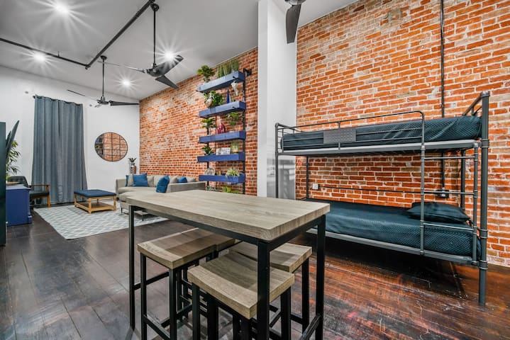 Sleeps 46/Entire Building/9/8BA/8000 SQFT!!