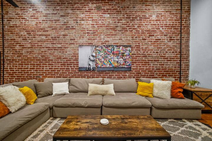 Sleeps 46/Entire Building/9/8BA/8000 SQFT!! gallery image 3