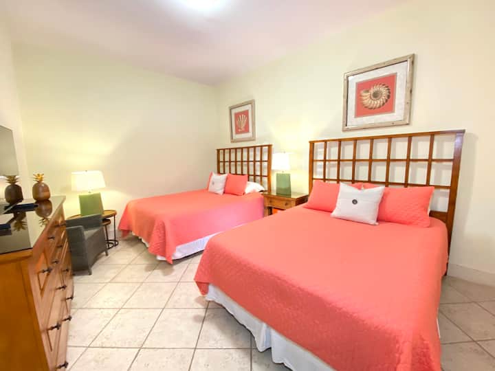 Спална соба со два кревета