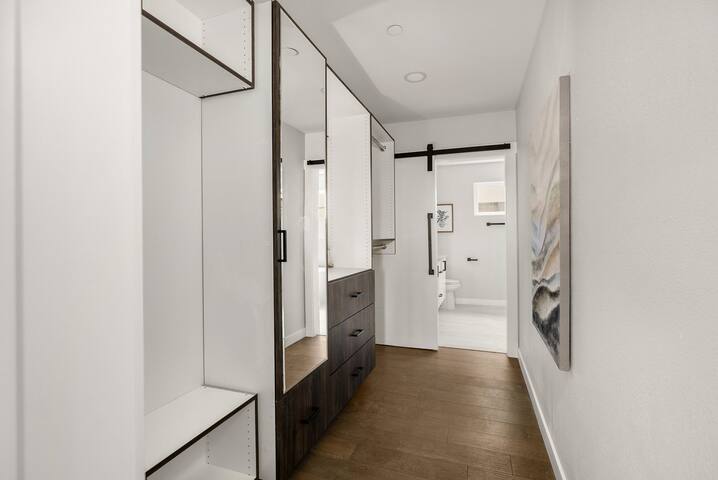 2 BR Luxury Rooftop Home | 360 Views | BBQ | Pet+ gallery image 5