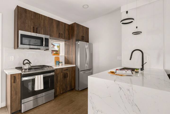 2 BR Luxury Rooftop Home | 360 Views | BBQ | Pet+ gallery image 2