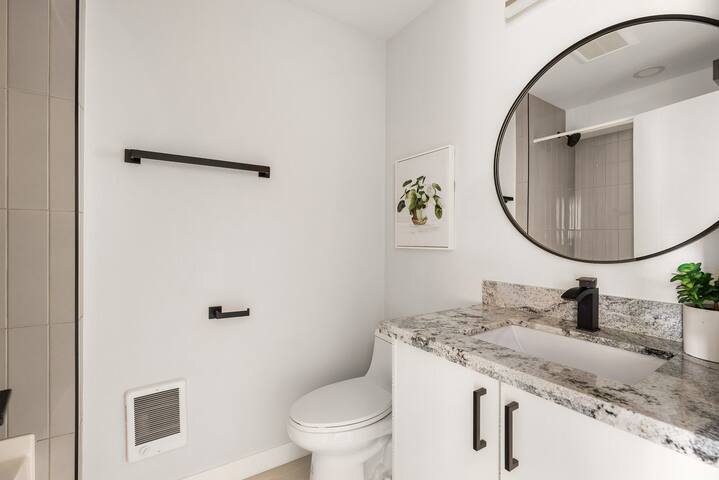 2 BR Luxury Rooftop Home | 360 Views | BBQ | Pet+ gallery image 4