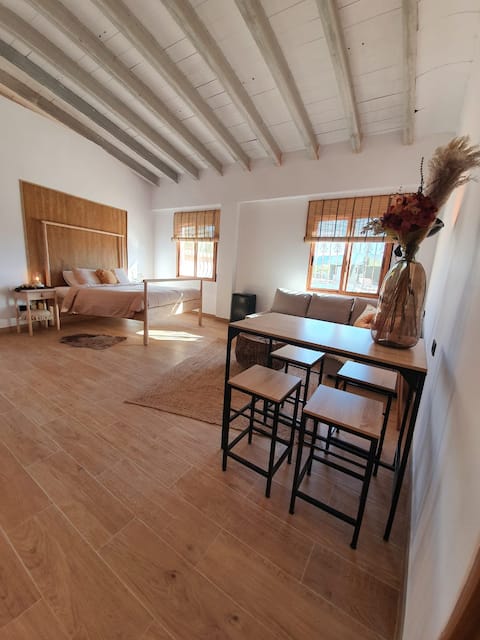 Atmospheric B&B Studio with swimmingpool