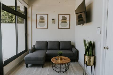 Lovely modern 1 bedroom condo downtown