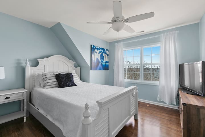 Queenslaapkamer met tv