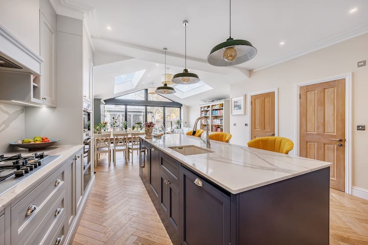 A SUBSTANTIAL MODERN TERRACED HOUSE IN WEST LONDON