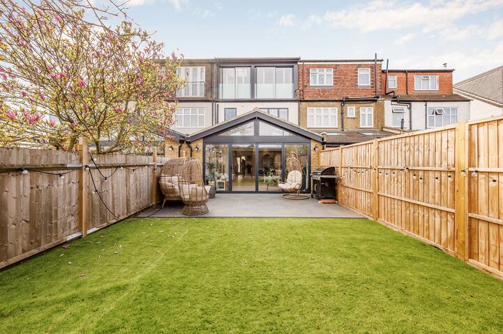 A SUBSTANTIAL MODERN TERRACED HOUSE IN WEST LONDON gallery image 2