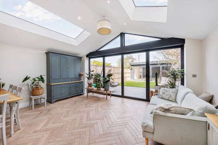 A SUBSTANTIAL MODERN TERRACED HOUSE IN WEST LONDON gallery image 3