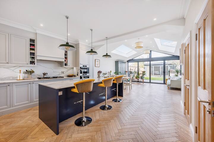 A SUBSTANTIAL MODERN TERRACED HOUSE IN WEST LONDON gallery image 4