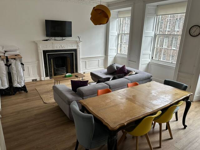 4 Bedroom 3 Bath Royal Mile Apart for 10 guests! gallery image 2