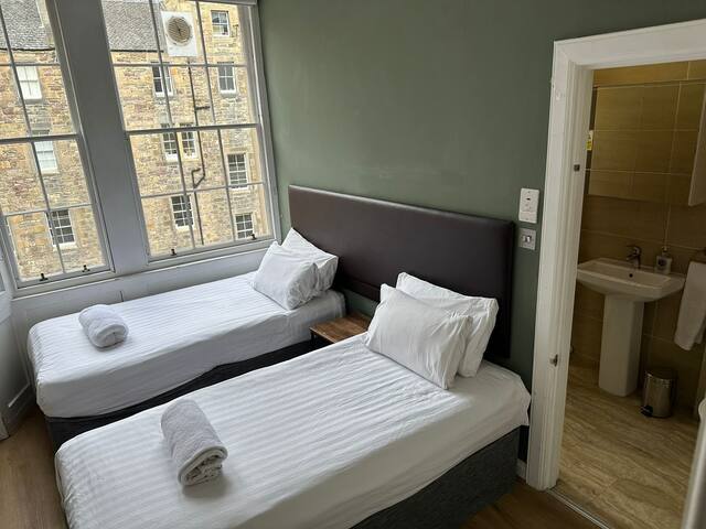 4 Bedroom 3 Bath Royal Mile Apart for 10 guests! gallery image 3