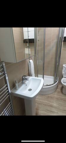 4 Bedroom 3 Bath Royal Mile Apart for 10 guests! gallery image 5