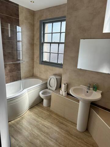 Royal Mile 4 Bedroom and 3 Bathroom Apt for 10 per gallery image 4